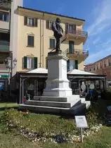 Acqui Terme, Denkmal f�r Vittorio Emanuele II. an der Piazza Italia (02.10.2018)