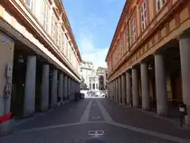 Acqui Terme, Arkadengeb�ude am Corso Italia mit Blick auf die achteckige Thermalquelle (02.10.2018)