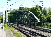 Freiburg, die Rheintalbahn �berquert auf der G�terbahnbr�cke die Dreisam, Mai 2017