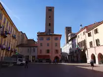 Alba, Wohnt�rme an der Piazza Risorgimento (02.10.2018)