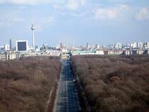 Blick von der Siegess�ule zum Brandenburger Tor. Im Hintergrund der fernsehturm und der Dom. Leider war Winter, sodass der Tiergarten nicht sch�n gruen aussieht.