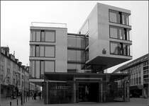 Fr�her war hier eine breite Stra�enschneise. Jetzt wurde die Stra�e zur Stadt und der Bereich auch f�r die Fu�g�nger wieder freudlicher. Hier der Neubau der Kreissparkasse von Stephen Braunfels Architekten BDA. 15.03.2008 (Matthias)