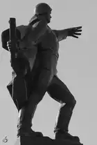 Ein Soldatenfigur erinnert an den heorischen Kampf der Roten Armee im Zweiten Weltkrieg. (Ukraine, April 2016)