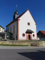  Altenbanz, katholische Pfarrkirche St. Laurentius, ein Satteldachbau mit eingezogenem Chor und Dachreiter, sp�tgotisch (07.04.2018)