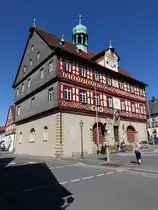 Bad Staffelstein, historisches Rathaus, erbaut von 1685 bis 1687, sp�tmittelalterliches Erdgeschoss, vorkragende Zierfachwerkobergeschosse (07.04.2018)