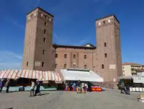 Fossano, Castello dei Principi d´Acaja an der Piazza Castello, erbaut bis 1314 als quadratisches mittelalterliches Schloss mit vier Eckt�rmen (03.10.2018)