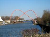 Br�cke �ber den Rhein-Herne-Kanal in GE-Horst (Entwurf: Polonyi und Partner). Die Br�cke wurde gebaut, um die Teile der Bundesgartenschau 1997 beiderseits des Kanals miteinander zu verbinden (15. Februar 2008).