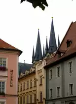 Eger (Cheb), Blick vom unteren Marktplatz zu den Doppelt�rmen der St.Nikolaus-Kirche, Aug.2014