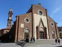 Saluzzo, Kathedrale St. Maria Assunta an der Piazza Risorgimento, sp�tgotisch, erbaut von 1491 bis 1501, Kampanile von 1711 (03.10.2018)