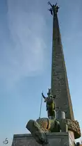  Der gigantische 142 Meter hohe Obelisk mit St.Georg, dem Drachent�ter und der Siegesg�ttin Nike an der Spitze. (Siegespark Moskau, Mai 2016)