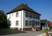 Gottenheim, das historische Pfarrhaus der Gemeinde am n�rdlichen Tuniberg, Juli 2018