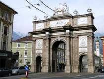 An der Kreuzung Salurnerstra�e und Leopoldstra�e befindet sich die Triumphpforte. Sie wurde 1765 unter Kaiserin Maria-Theresia errichtet zum Gedenken an die Verm�hlung des sp�teren Kaisers Leopold II. mit der spanischen Infantin Maria Ludovica von Bourbon.
08.03.08 