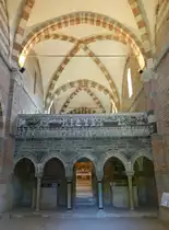 Albugnano, Lettner von 1189 in der Klosterkirche St. Maria di Vezzolano, Darstellung der Marienklage im Stil der burgundischen Fr�hgotik (04.10.2018)