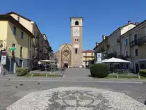 Chivasso, Kollegienkirche Santa Maria Assunta, erbaut Anfang des 15. Jahrhundert an der Piazza della Republica (04.10.2018)