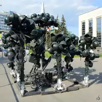 Ein seltsam anmutendes Kunstwerk vor dem Hauptportal des Zentralmuseums der russischen Streitkr�fte in Moskau. (Mai 2016)