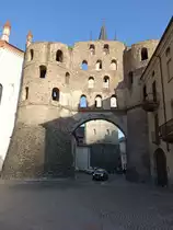 Susa, Stadttor Porta Savoia, ein Doppeltor der Stadtmauer mit r�mischen und mittelalterlichen Resten (04.10.2018)