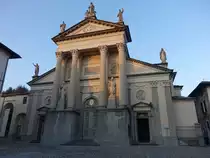 Ivrea, Dom St. Maria Assunta, erbaut im 11. Jahrhundert, sp�tklassizistische Fassade von 1854 (05.10.2018)