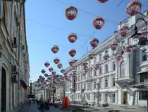 Eine festliche dekorierte Sta�e im Zentrum von Moskau. (Mai 2016)