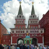 Die von 1995 bis 1996 errichtete bauliche Rekonstruktion des Auferstehungstores ist ein starker Besuchermagnet. Das aus dem Jahre 1680 stammende Original wurde 1931 beseitigt, weil es die Durchfahrt f�r gr��ere Milit�rfahrzeuge zum Roten Platz behinderte. (Mai 2016)