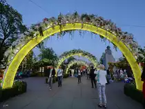 Eine festliche dekorierte Sta�e im Zentrum von Moskau. (Mai 2016)