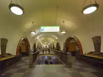 Die mit reichlich Statuen geschm�ckte Metrostation Ploshchad Revolyutsii. (Moskau, Mai 2016)