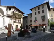 Edolo, historische H�user in der Via Monte Grappa (07.10.2018)