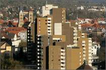 Was haben sich die Stadtv�ter und Architekten eigentlich gedacht, als sie diese Wohnburg an dieser Stelle zuliesen. Die Aussicht auf die eigentlich sehr sch�ne Stadt wird von dieser Seite her doch massiv gest�rt. Die beiden ungleichen T�rme links geh�ren zur Stadtkirche. 18.03.2008 (Matthias)