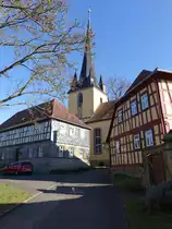 Gleu�en, Ev. Kirche und Pfarrhaus am Lindenplatz, Kirche erbaut von 1831 bis 1836, Pfarrhaus erbaut 1857 (07.04.2018) 