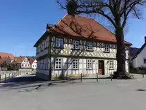 Loffeld, Gemeindehaus, Zweigeschossiges Walmdachgeb�ude mit Dachreiter, im Obergeschoss Zierfachwerk, erbaut von 1751 bis 1752 (07.04.2018) 