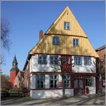 Wewelsfleth. 1698 wurde dieses Geb�ude als Kirchspielvogtei erbaut. 1970 kaufte es G�nter Grass und bewahrte es vor dem Abriss. Er schrieb hier  Der Butt  und  Kopfgeburten . 1985 schenkte er das Haus, das inzwischen den Namen  Alfred-D�blin-Haus  tr�gt, dem Land Berlin als Arbeitsst�tte f�r Berliner Autoren. 18.02.2019