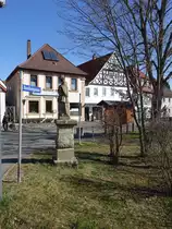 Marktzeuln, Sandsteinfigur des Hl. Nepomuk in der Quellengasse (07.04.2018)