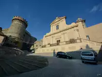 Die im Hochmittelalter erbaute Pfarrkirche Santo Stefano Mitte Dezember 2015 in der Altstadt von Bracciano.
