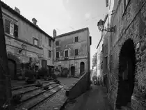 Unterwegs in den engen Gassen der Altstadt von Bracciano. (Dezember 2015)