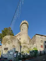 Einer der drei T�rme des Castello Orsini-Odescalchi. (Bracciano, Dezember 2015)