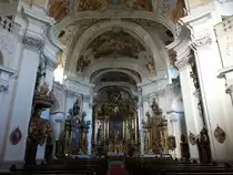 Kloster Banz, barocker Innenraum der Klosterkirche, Hochaltar und Kanzel von Balthasar Esterbauer, Deckenfresken von Melchior Steidl. Das Chorgest�hl mit reichen Intarsienfeldern wurde vom Sch�nbornschen Hofschreiner und Ebenisten Johann Georg Ne�tfell geschaffen (07.04.2018)