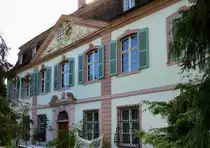 Liel im Markgr�fler H�gelland, bekannt durch sein bekanntes Mineralwasser, Blick auf die Ostfassade des Schlosses mit dem Allianzwappen der Herren von Rotberg, April 2011