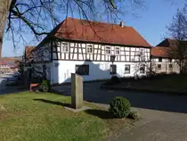 Gem�nda, Gasthof zum goldenen L�wen in der Heldburger Stra�e, zweigeschossiger Satteldachbau, Fachwerkobergeschoss, erbaut 1594 (08.04.2018)
