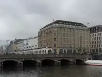 Hamburg am 17.1.2019: Blick auf die Reesendammbr�cke mit der Durchfahrt zur Kleinen Alster und anschlie�end zur Elbe und den Alsterarkaden an der Kleinen Alster