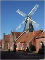 Ditzum (Gemeinde Jemgum). Die Fl�gel der mitten im Ort stehenden Windm�hle �berragen die benachbarten D�cher. Die M�hle wurde 1769/70 errichtet und erlebte seither eine wechselvolle Geschichte. 24.02.2019