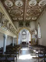 R�dental-Oeslau, Ev. St. Johannis Kirche, spitzbogiger Triumphbogen mit Ornamentmalerei im Florisstil und den beiden Wappen von Sachsen-Coburg und Gotha sowie Hannover-England, Kassettendecke, mit farbigen gefassten Stuckreliefs an der Br�stung geschm�ckte Empore (08.04.2018)