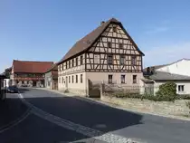 Kleinrinderfeld, Fachwerkhaus und Gasthaus zum L�wen in der Hauptstra�e (15.04.2018)
