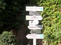 Hamburg am 13.10.2018: Entfernungsschilder an der Hauptkirche Sankt Jacobi in der Steinstra�e, einem Knotenpunkt der europ�ischen Pilgerwege /