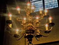 Hamburg am 16.10.2018: Deckenleuchter in der Hauptkirche Sankt Jacobi in der Steinstra�e, eine der 5 evangelisch-Lutherischen Hauptkirchen, ein mittelalterlicher Bau in der Stadtmitte /