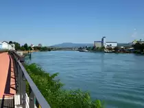 H�ningen (Huningue), Blick vom Rheinuferweg nahe der Schweizer Grenze flu�abw�rts, rechts liegt Weil am Rhein, im Hintergrund der Schwarzwald, Juli 2018