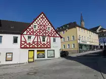 M�nchberg, Fachwerkhaus am Marktplatz, dahinter der Turm der Ev. St. Peter und Paul Kirche (21.04.2018)