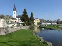 Schwarzenbach, Evangelisch-lutherische Pfarrkirche Sankt Gumbertus am Kirchberg, erbaut im 19. Jahrhundert (21.04.2018)