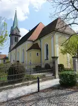 Erbendorf, Katholische Pfarrkirche Mari� Himmelfahrt, verputzter Massivbau mit schlichter Putzgliederung und eingezogenem, dreiseitig geschlossenem Chor, erbaut 1796 (22.04.2018)