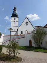 Kastl, Katholische Pfarrkirche St. Margaretha, Dreischiffige sp�tgotische Halle mit steilem Satteldach, eingezogenem, dreiseitig geschlossenem Chor und Seitenkapellen, erbaut im 14. Jahrhundert, Kirchturm 15. Jahrhundert, Zwiebelhaube von 1787 (22.04.2018)