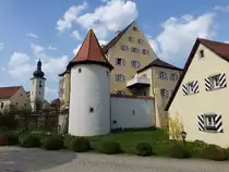 Thumsenreuth, Schloss, dreigeschossiger Bau �ber hohem Keller, mit steilem Satteldach, nordwestlichem, turmartigem Anbau mit Eckerker, erbaut ab 1735 (22.04.2018)