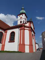 Tirschenreuth, Katholische Pfarrkirche Mari� Himmelfahrt, Dreischiffige Staffelhalle mit eingezogenem Chor, Chor erbaut 1475, Langhaus von 1669, verl�ngert von 1722 bis 1723 durch Philipp Muttone (22.04.2018)